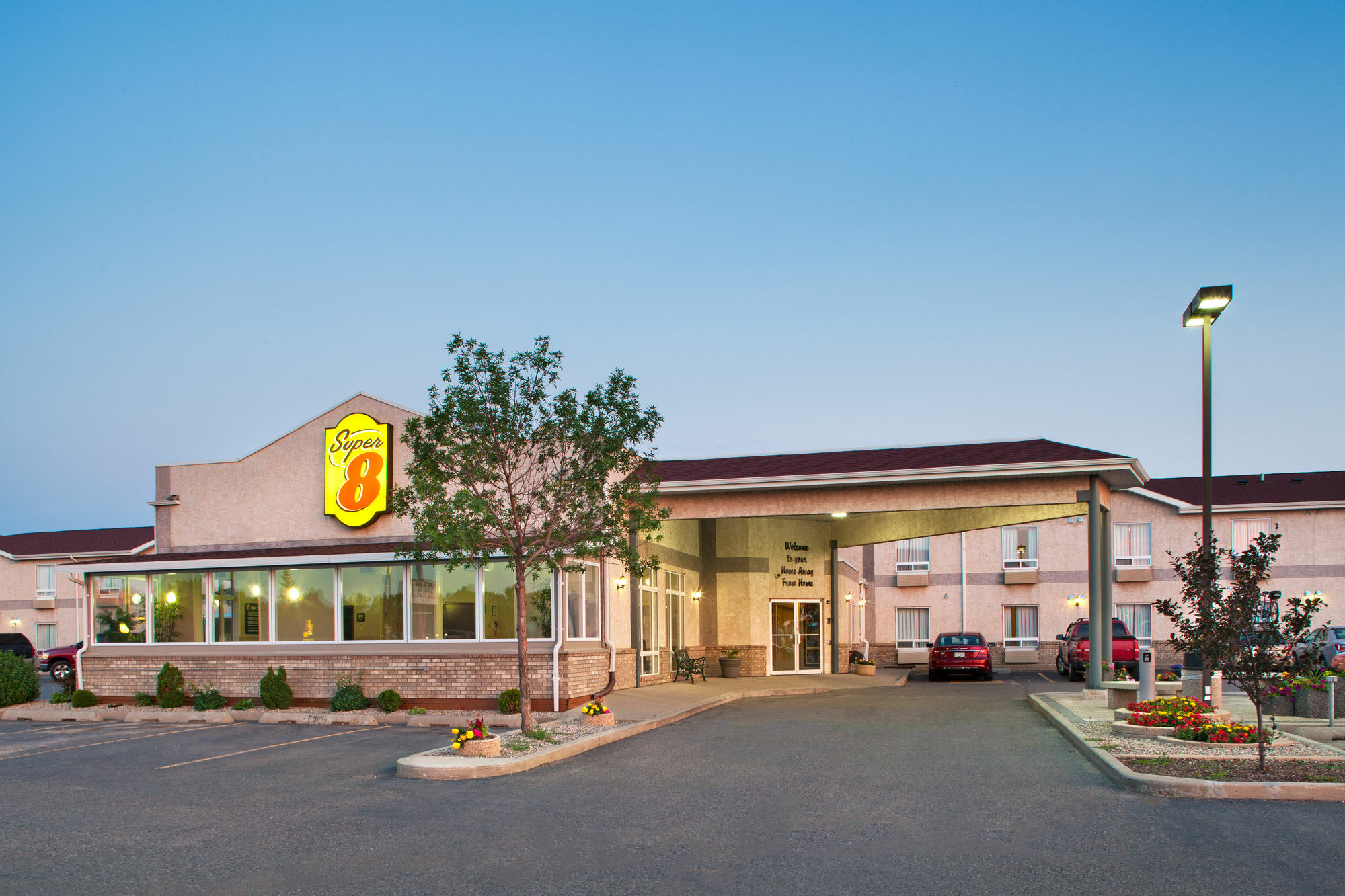 Super 8 By Wyndham Brandon Mb Motel Exterior photo